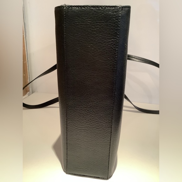 This pretty vegan leather bag is very practical and beautiful. - Picture 3 of 5